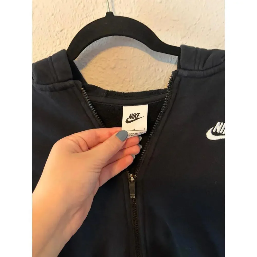 Youth Nike black full zip jacket size L loose fit. I think this is more of a gir